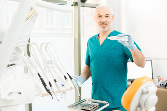 Dentiste avec un dentifrice