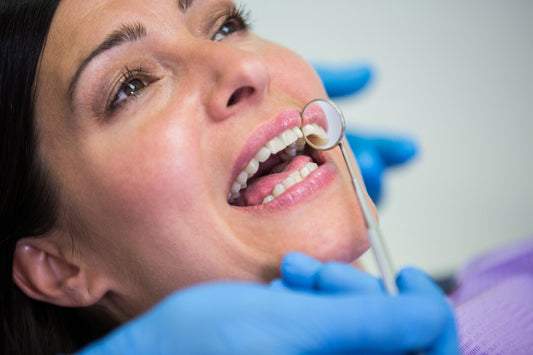 Dentiste examinant les dents de la patiente
