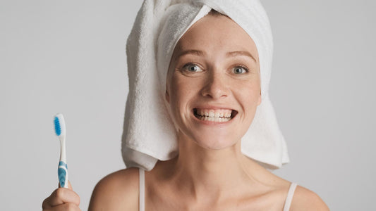 Comment enlever les taches sur les dents naturellement ?