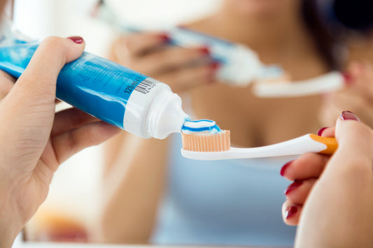 Mettre du dentifrice