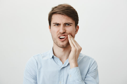 Jeune homme avec maux de dents
