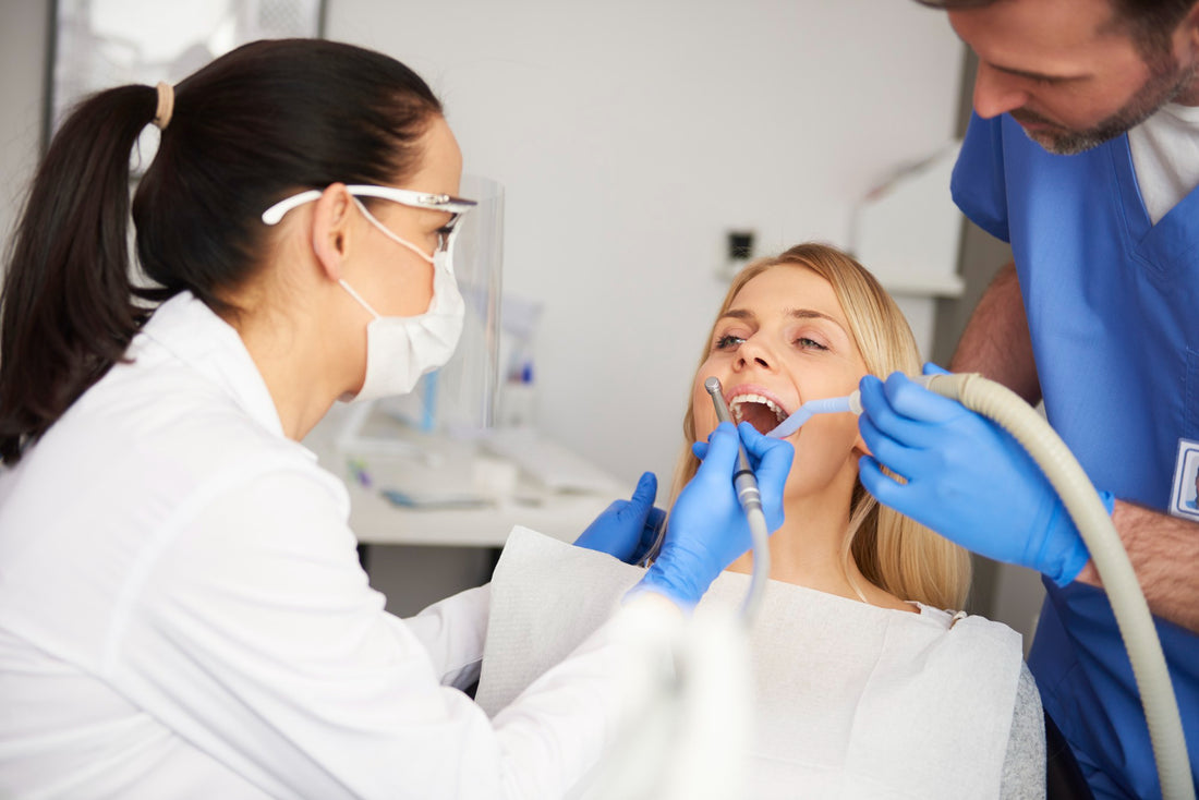 Dentistes faisant du détartrage dentaire