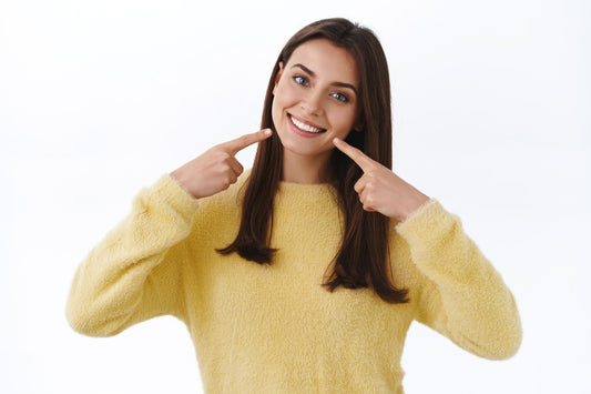 Une jeune femme montrant ses dents