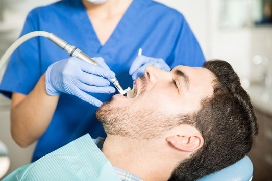 Patient faisant un jet dentaire