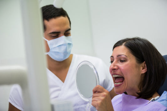 Regarder ces dents dans un miroir