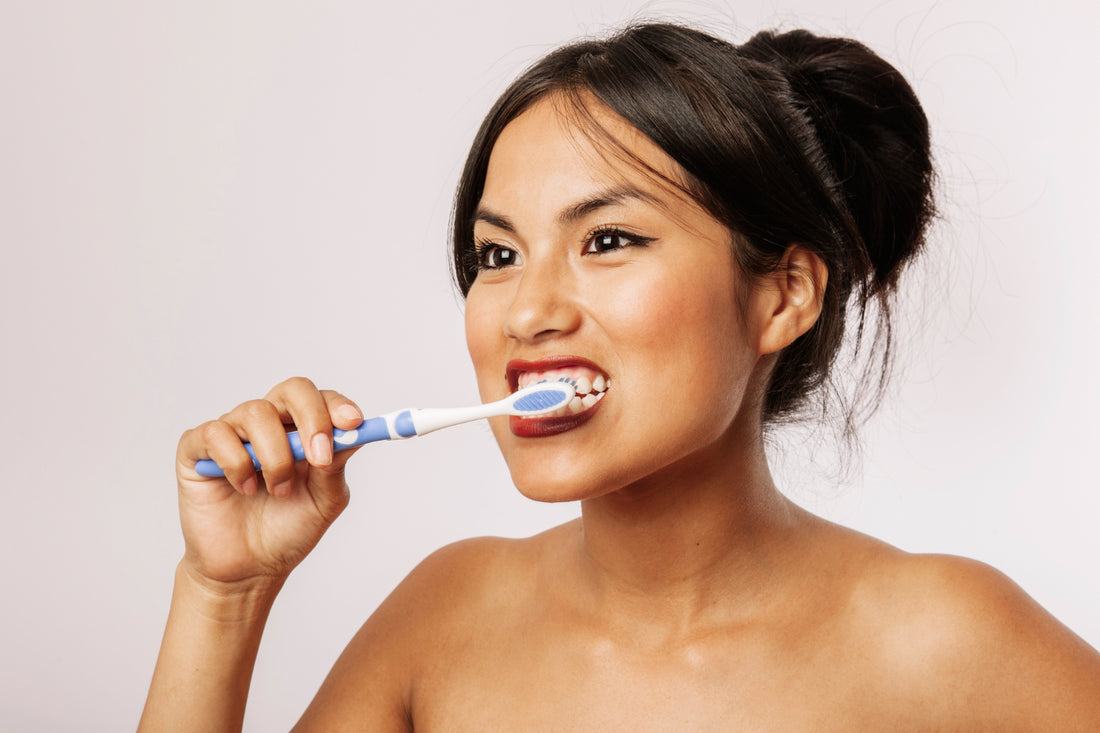 Jeune femme se brossant les dents